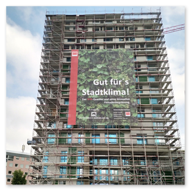 Großformatbanner an Fassade
