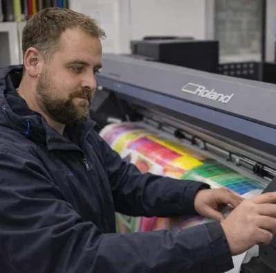 Blick in die Produktion mit Großformatdrucker und Laminator